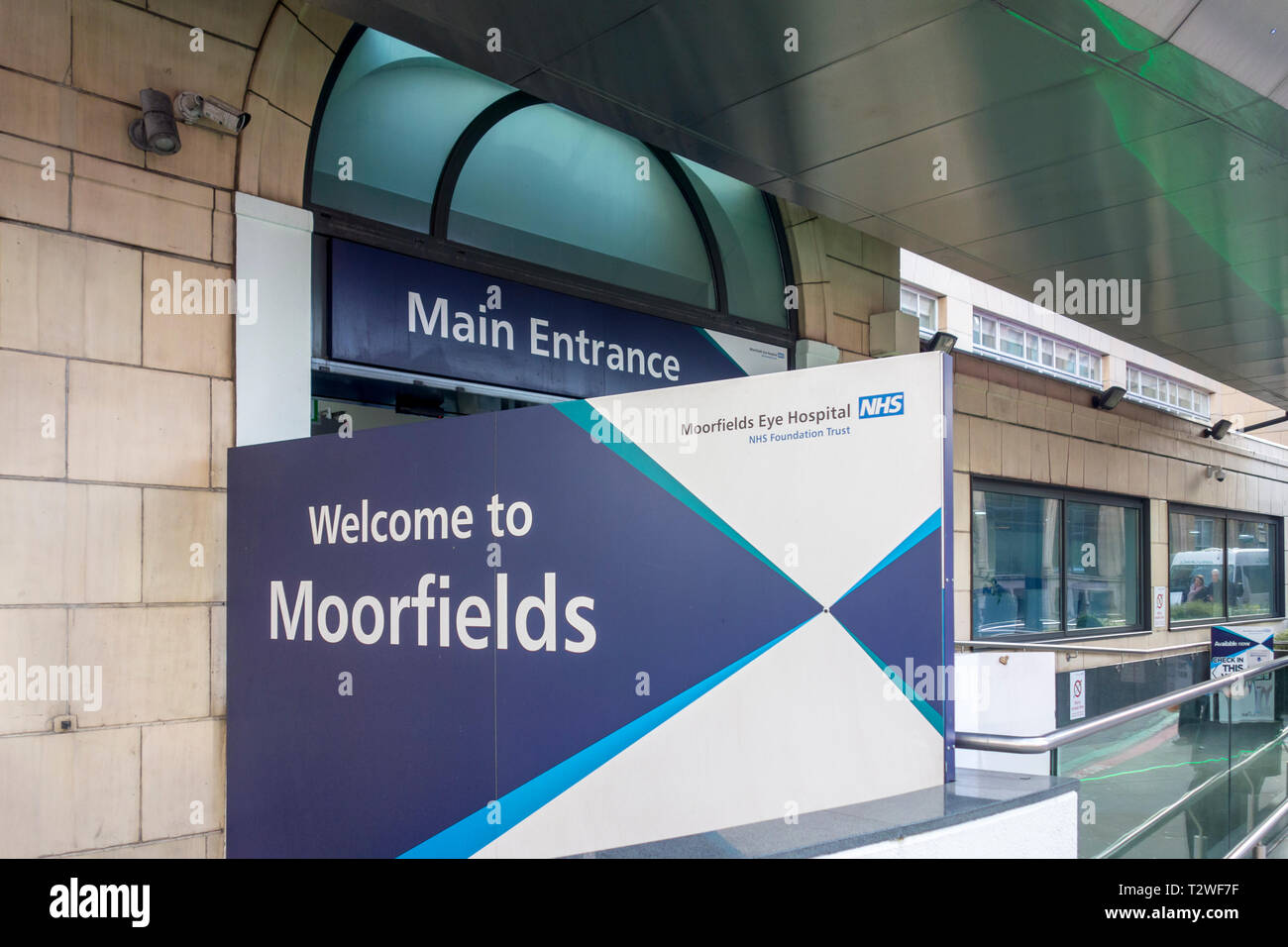 Cartello fuori NHS Moorfields Eye Hospital entrata principale di Londra, Regno Unito Foto Stock