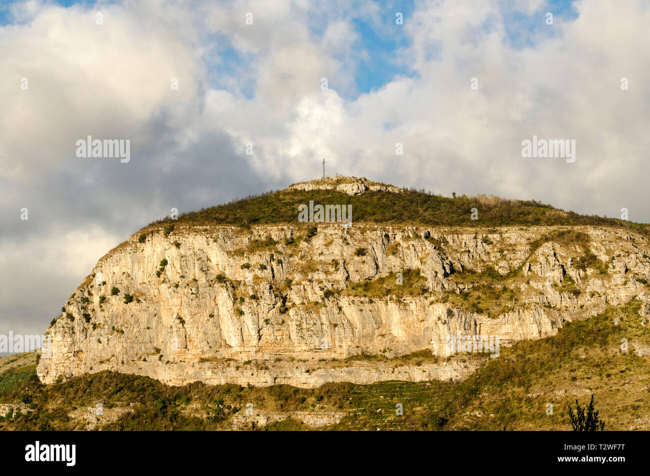 Croce sulla cima di una collina rocciosa vicino a Sorrento e Costiera Amalfitana Foto Stock