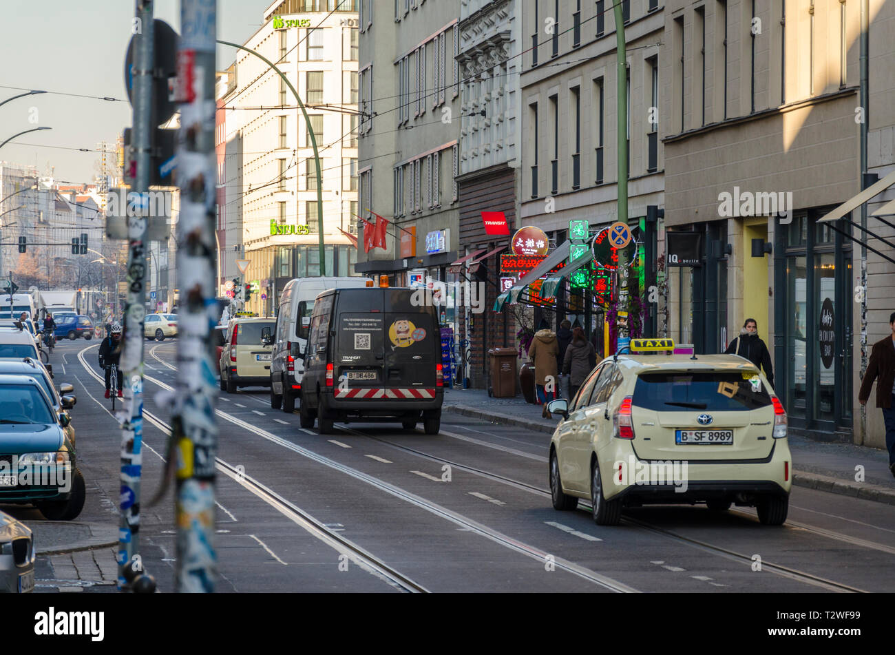 Taxi su una strada molto trafficata con le linee di tram a Berlino, Germania Foto Stock