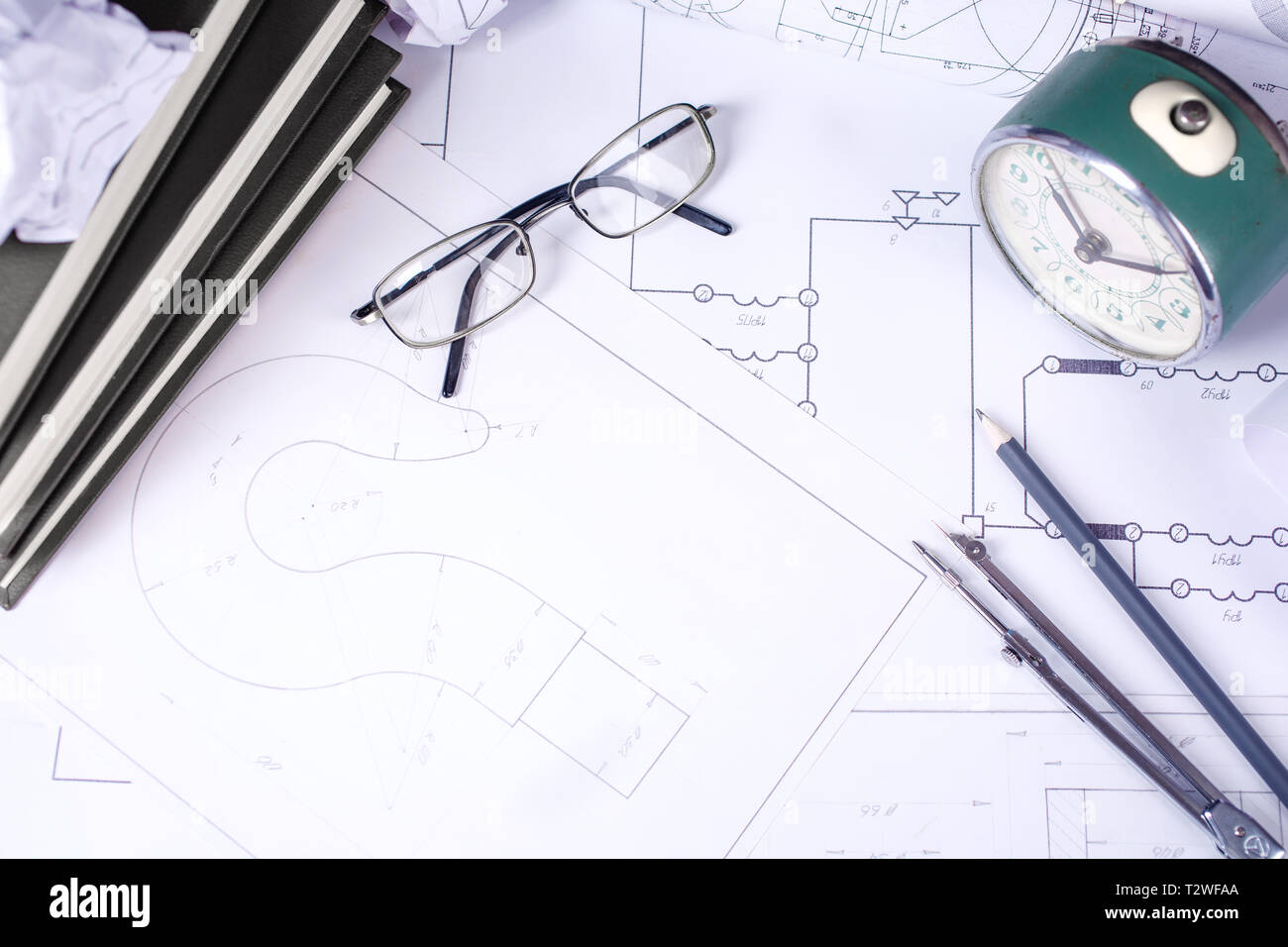 Rulli con disegni, design libri e numerosi strumenti di disegno. blueprint dettaglio e gli strumenti di disegno Foto Stock