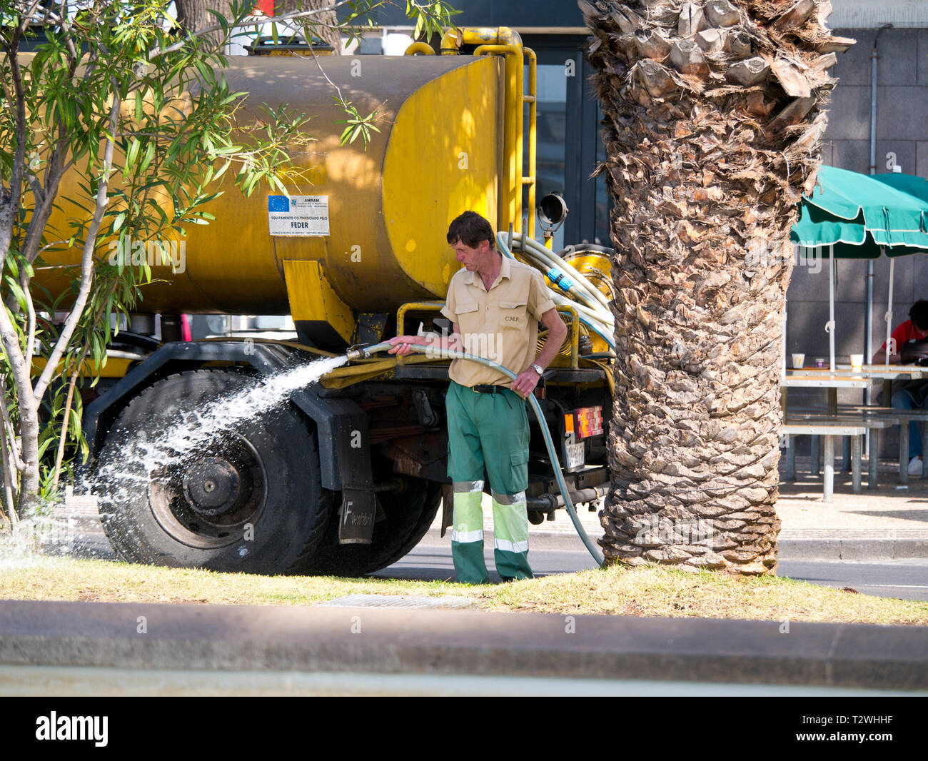 Un consiglio locale ufficiale di irrigazione di giardini pubblici in Funchal, Madeira Foto Stock