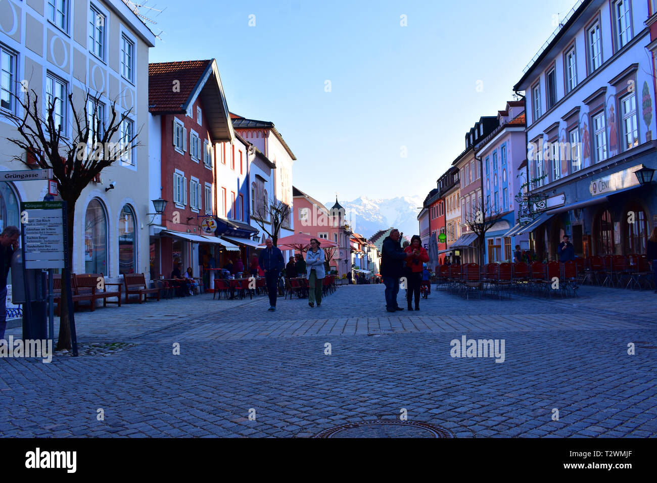 Area pedonale nella città bavarese di Murnau con le Alpi in backround. Foto Stock