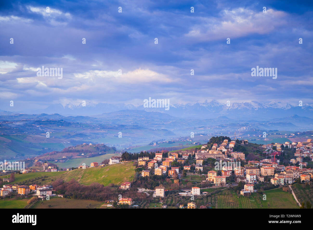 Campagna Italiana. Paesaggio rurale. Provincia di Fermo, Italia. Villaggio sulla collina sotto il cielo nuvoloso Foto Stock