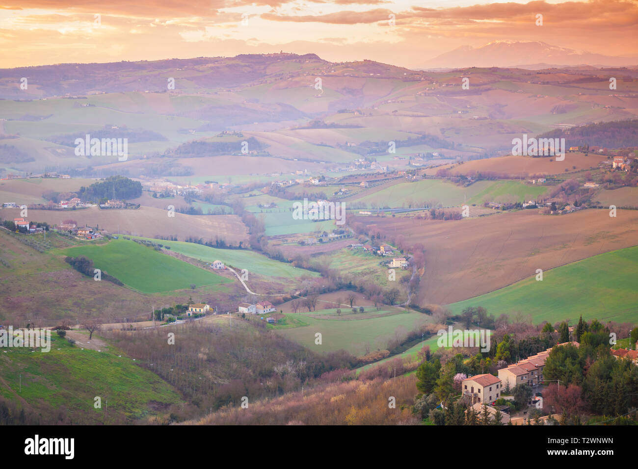 Paesaggio rurale della campagna italiana in primavera. Provincia di Fermo, Italia. I villaggi e i campi sulle colline Foto Stock