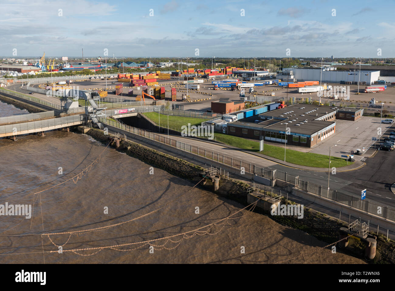 KINGSTON Upon Hull, England, Regno Unito - 6 Maggio 2015: camion arrivano nel Regno Unito dal traghetto del North Sea Terminal Traghetti, King George Dock, Foto Stock