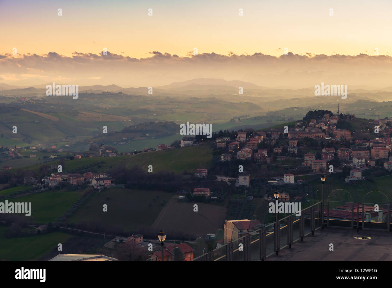 Campagna Italiana, foggy paesaggio. Provincia di Fermo, Italia. I villaggi e i campi sulle colline sono colorati sotto il cielo nuvoloso Foto Stock