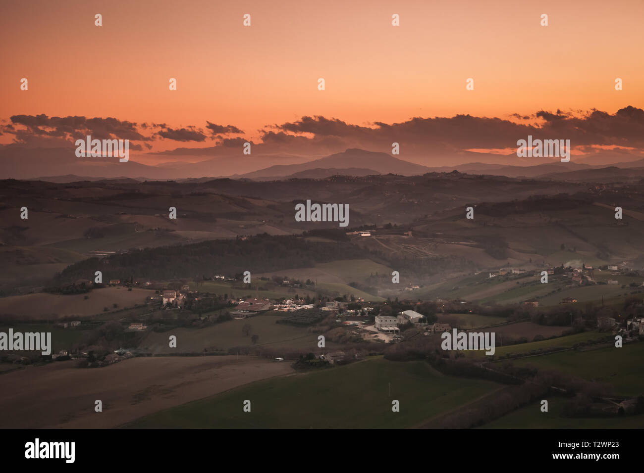 Campagna Italiana, paesaggio rurale in serata. Provincia di Fermo, Italia. I villaggi e i campi sono sotto il cielo rosso Foto Stock