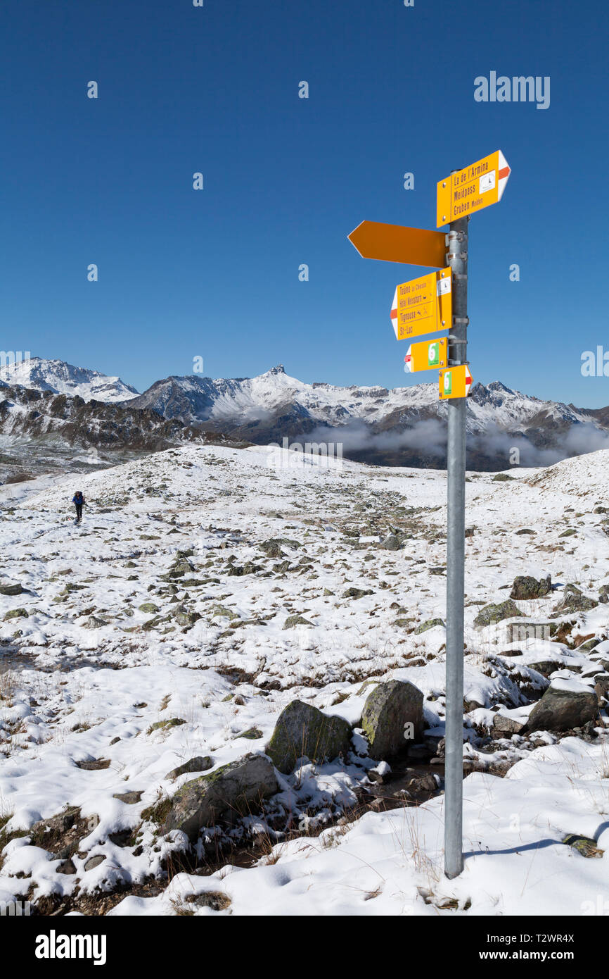 Digital signage sulla Haute Route tra il Weisshorn Hotel Gruben e. Foto Stock