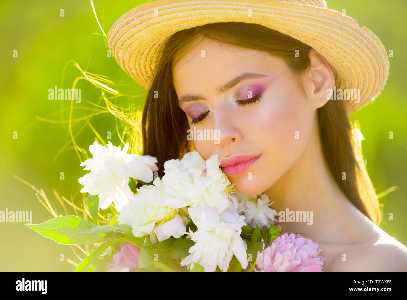 La molla della donna. Moda estate. Primavera e di vacanza. La bellezza naturale e la terapia termale. viso e trattamenti viso. Viaggiare in estate. Donna con il trucco di moda. Foto Stock