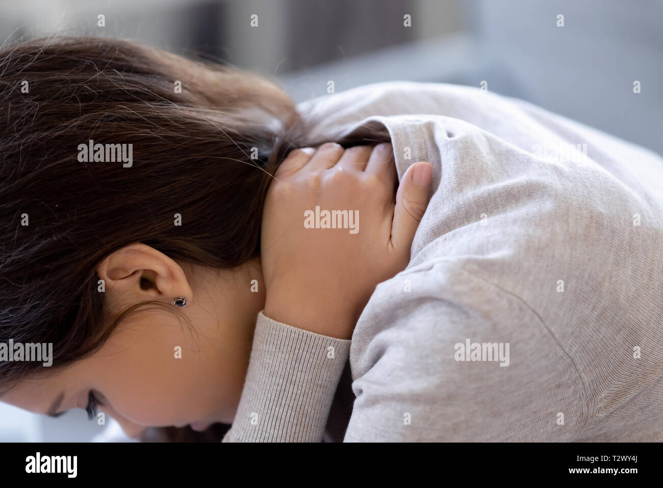 Vicino la giovane donna caucasica soffre di dolori al collo Foto Stock