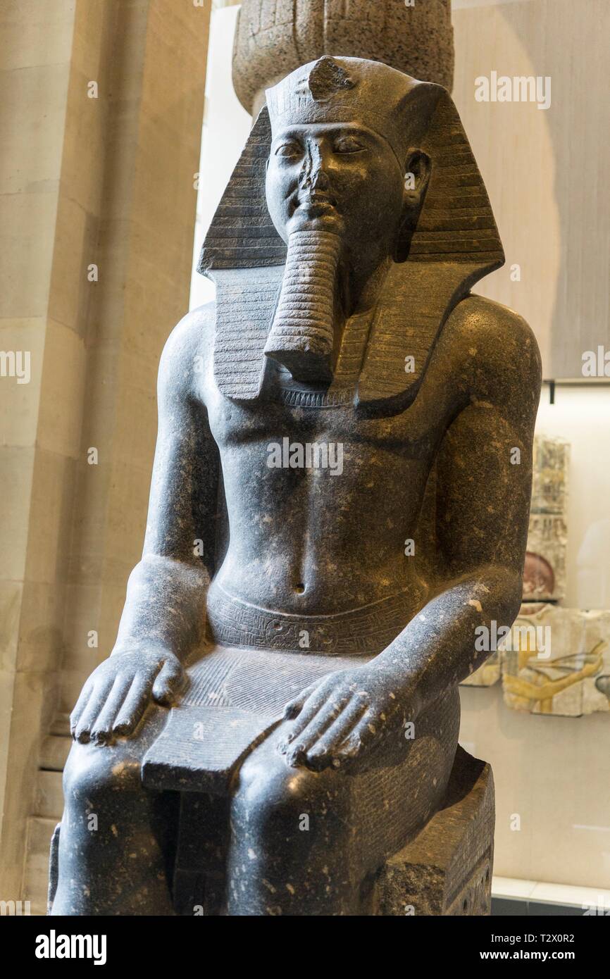 Antichità Egizie del museo del Louvre,Statua di Ramesse III, Parigi, Francia. Foto Stock
