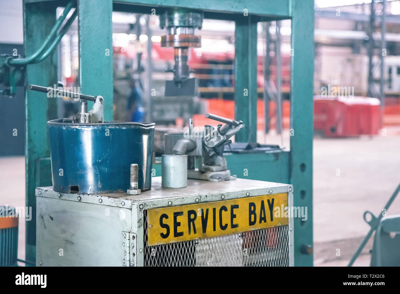 Johannesburg, Sud Africa, 3 Marzo - 2019: servizio bay in officina industriale. Cambio dell'olio dalla stazione di officina. Foto Stock