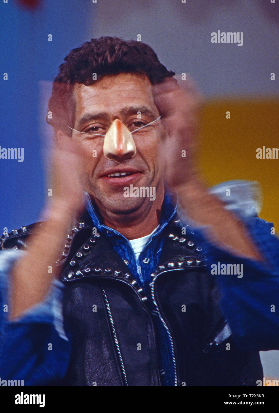 Stephan Remmler, deutscher Sänger, mit Pappnase in der Sendung 'Na siehste', Deutschland 1987. Cantante tedesco Stephan Remmler eseguendo in TV Tedesca, Germania 1987. Foto Stock