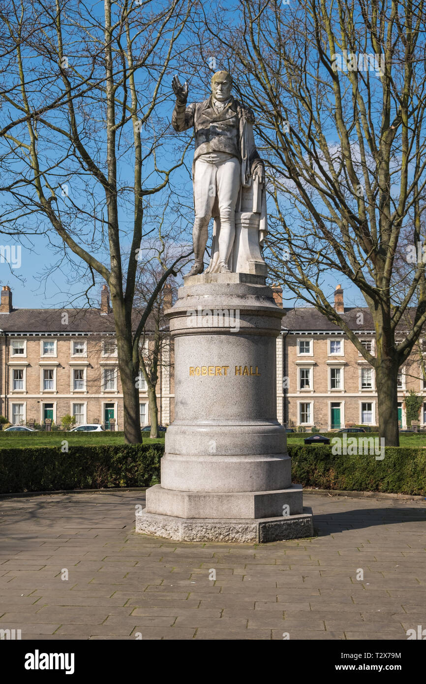 Statua del Reverendo Robert Hall, un ministro battista, in De Montfort Square, New Walk, Leicester, Regno Unito Foto Stock