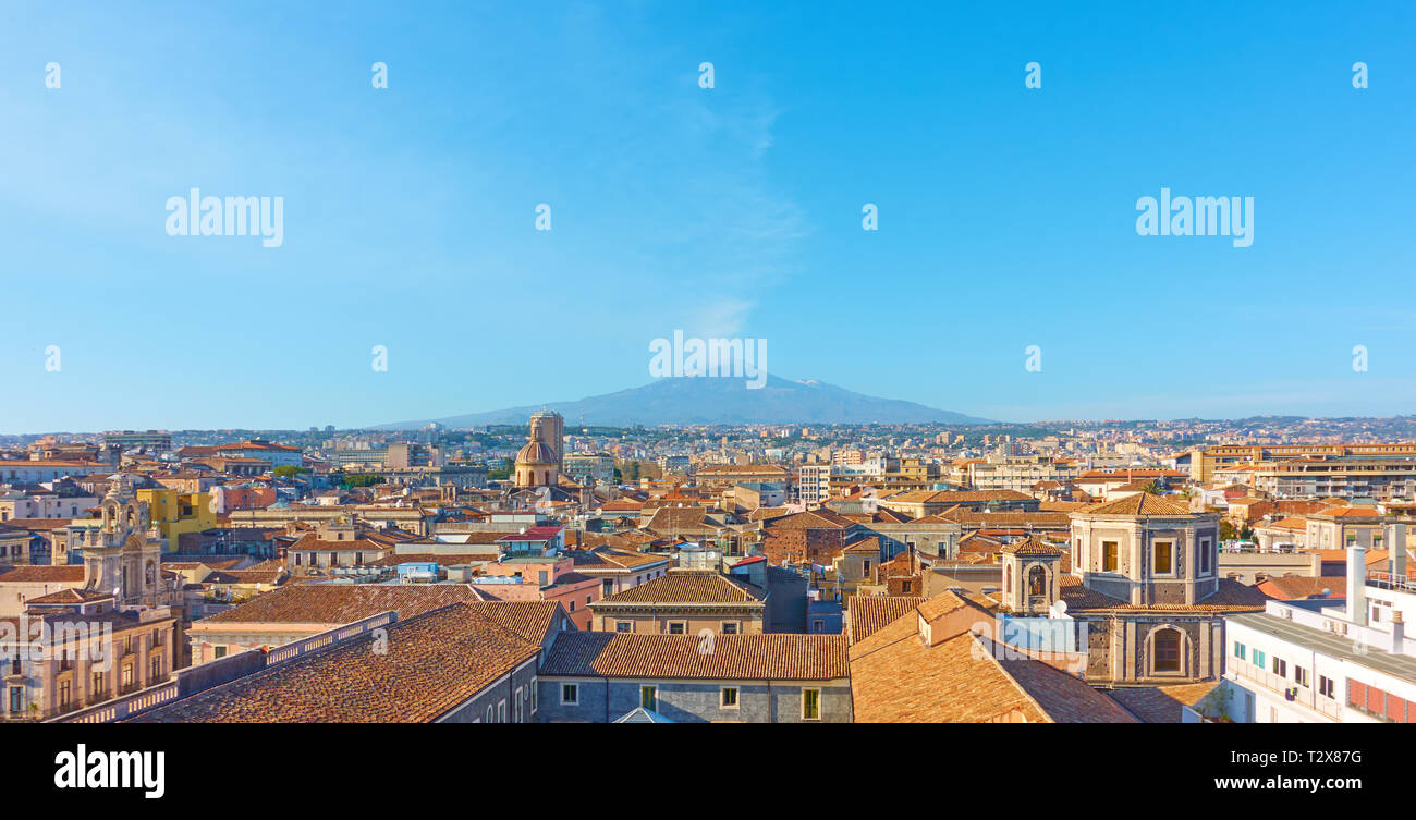Panorama del centro storico di Catania con il monte Etna, Sicilia, Italia Foto Stock