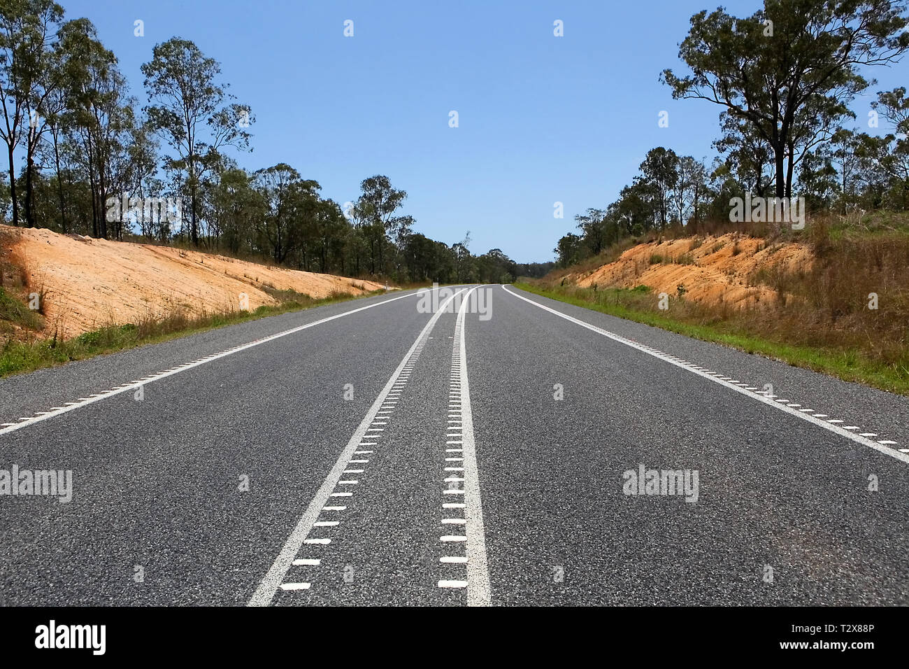 Visitare l'Australia. Panorami e paesaggi scenic dell Australia. Strada lastricata in Victoria. Foto Stock