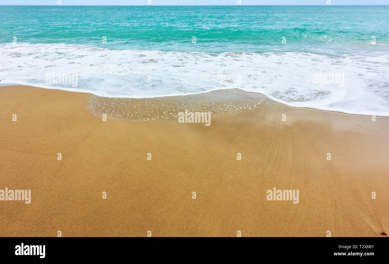 Mare e spiaggia di sabbia -- sfondo con grande spazio per il testo Foto Stock