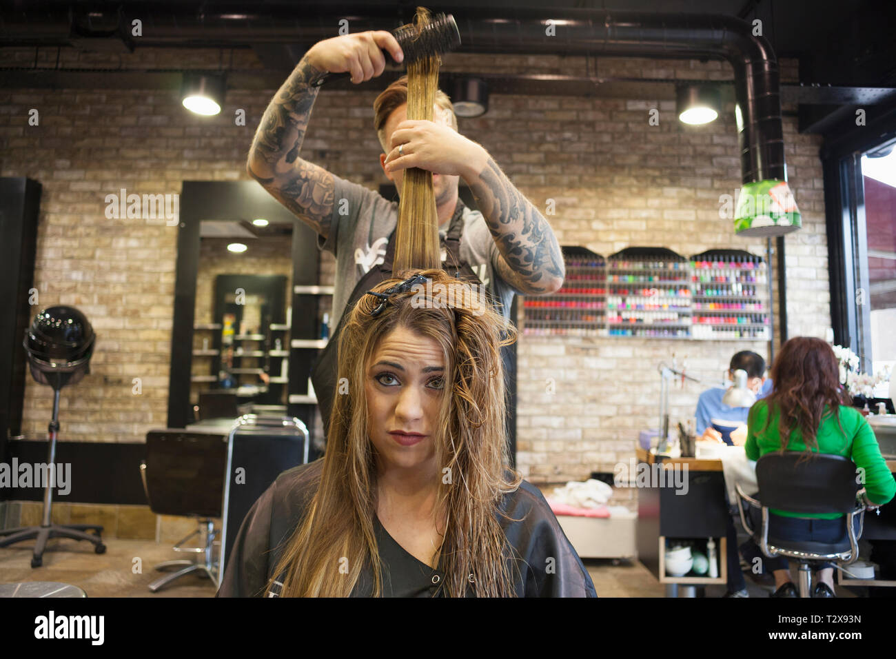 Una donna caucasica avente i suoi capelli stile hipster barbiere Foto Stock