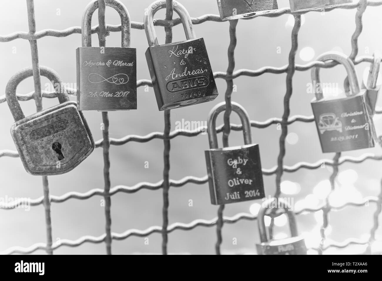 Eltville, Germania - 31 Marzo 2019: Amore si blocca su una recinzione in Eltville, immagine in bianco e nero Foto Stock