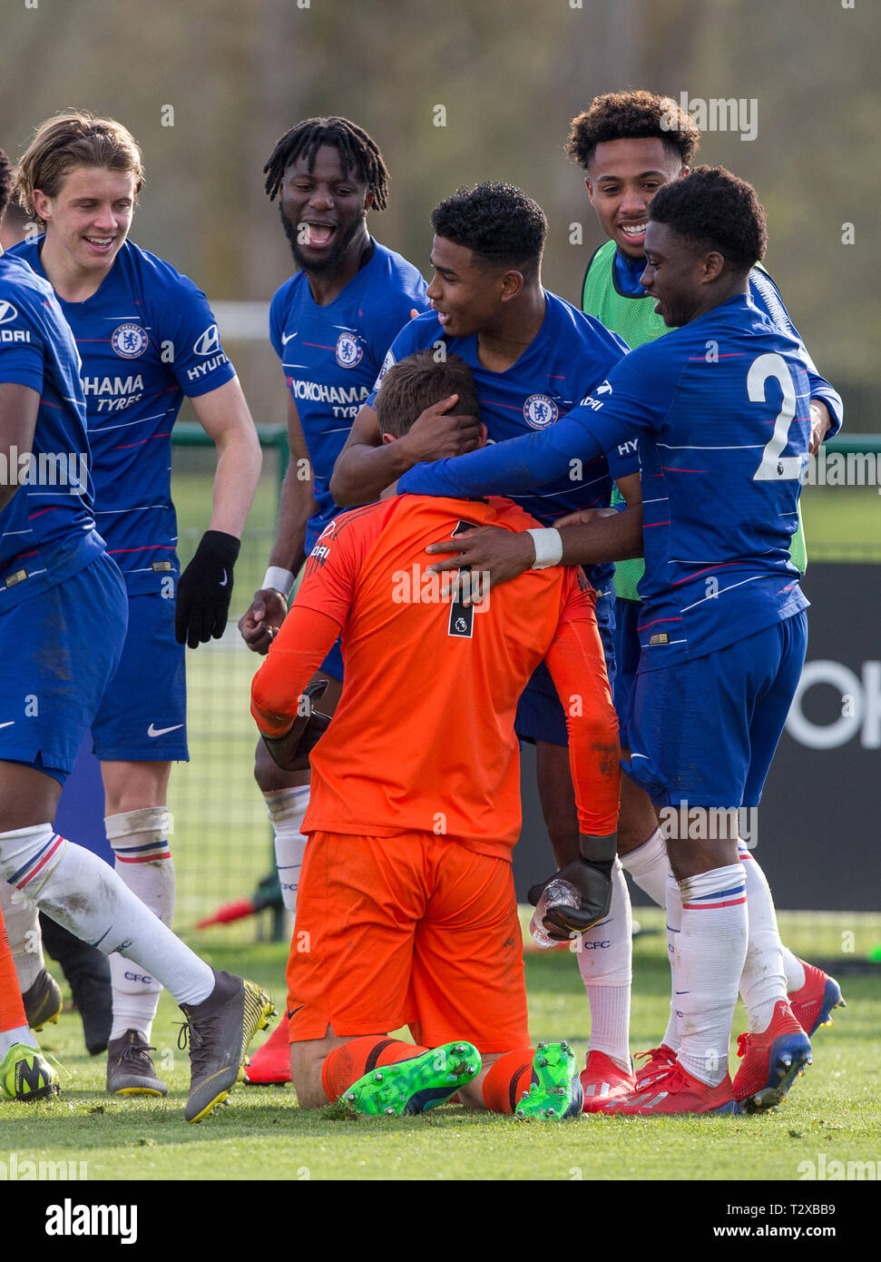 Chelsea giocatori celebrare la vittoria per sanzioni durante la UEFA Youth League quarti di finale match tra Chelsea U19 e Dinamo Zagreb U19 a Stamford Foto Stock