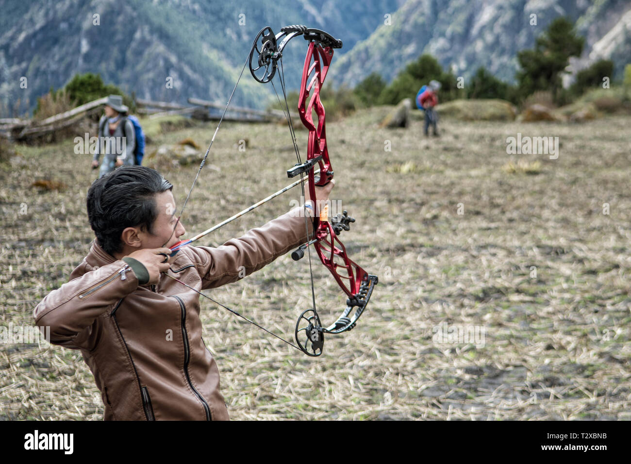 Tiro con l'arco nel villaggio di Woche, Gasa distretto, Snowman Trek, Bhutan Foto Stock
