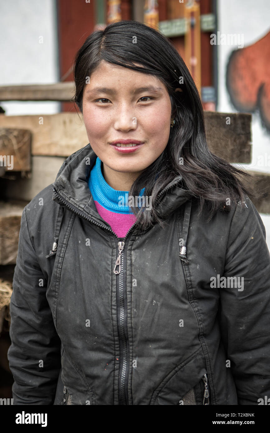 Ritratto di una giovane donna nel villaggio di Woche, Gasa distretto, Snowman Trek, Bhutan Foto Stock