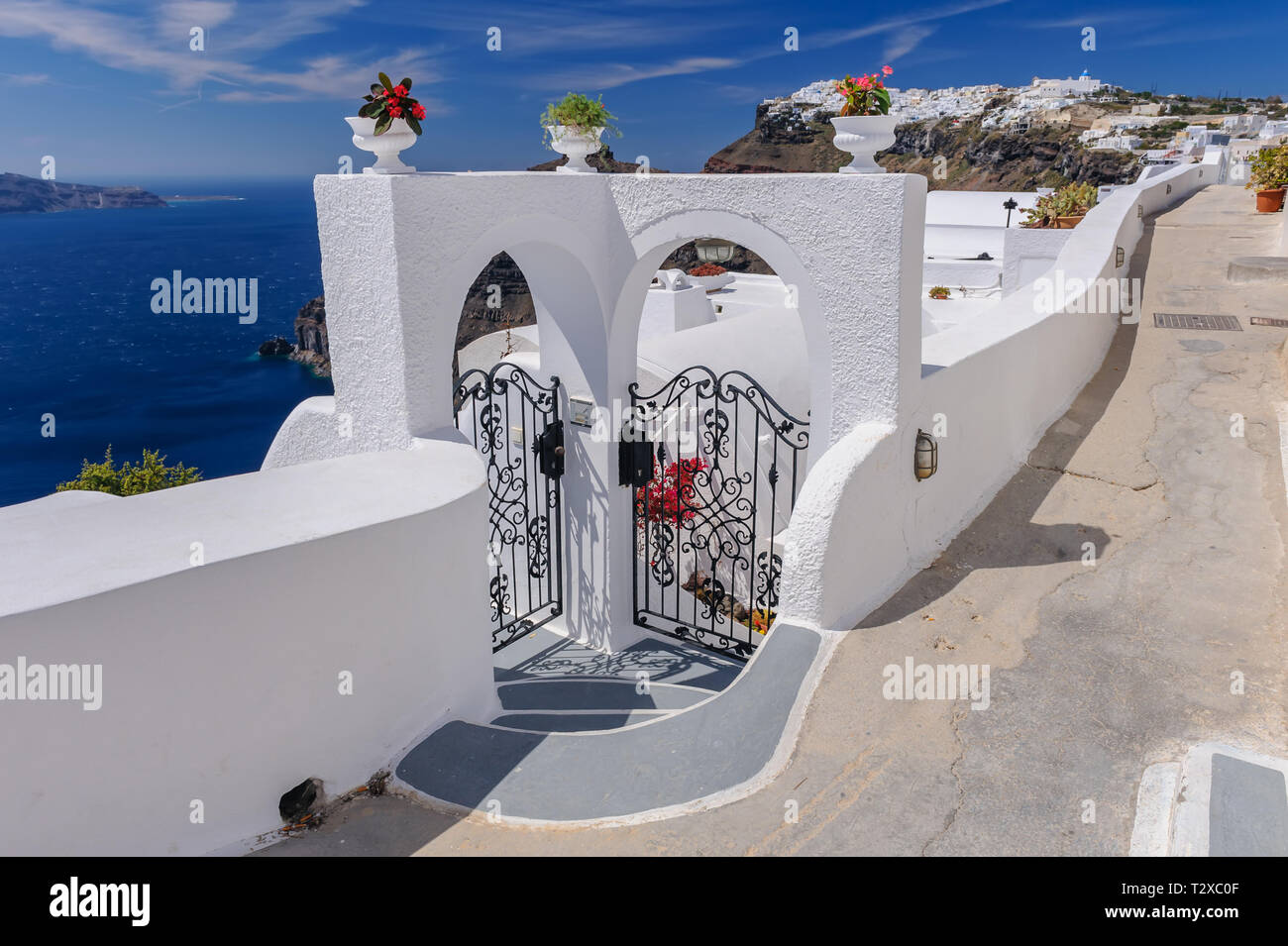 Fira village street view a Santorini Island, Grecia Foto Stock