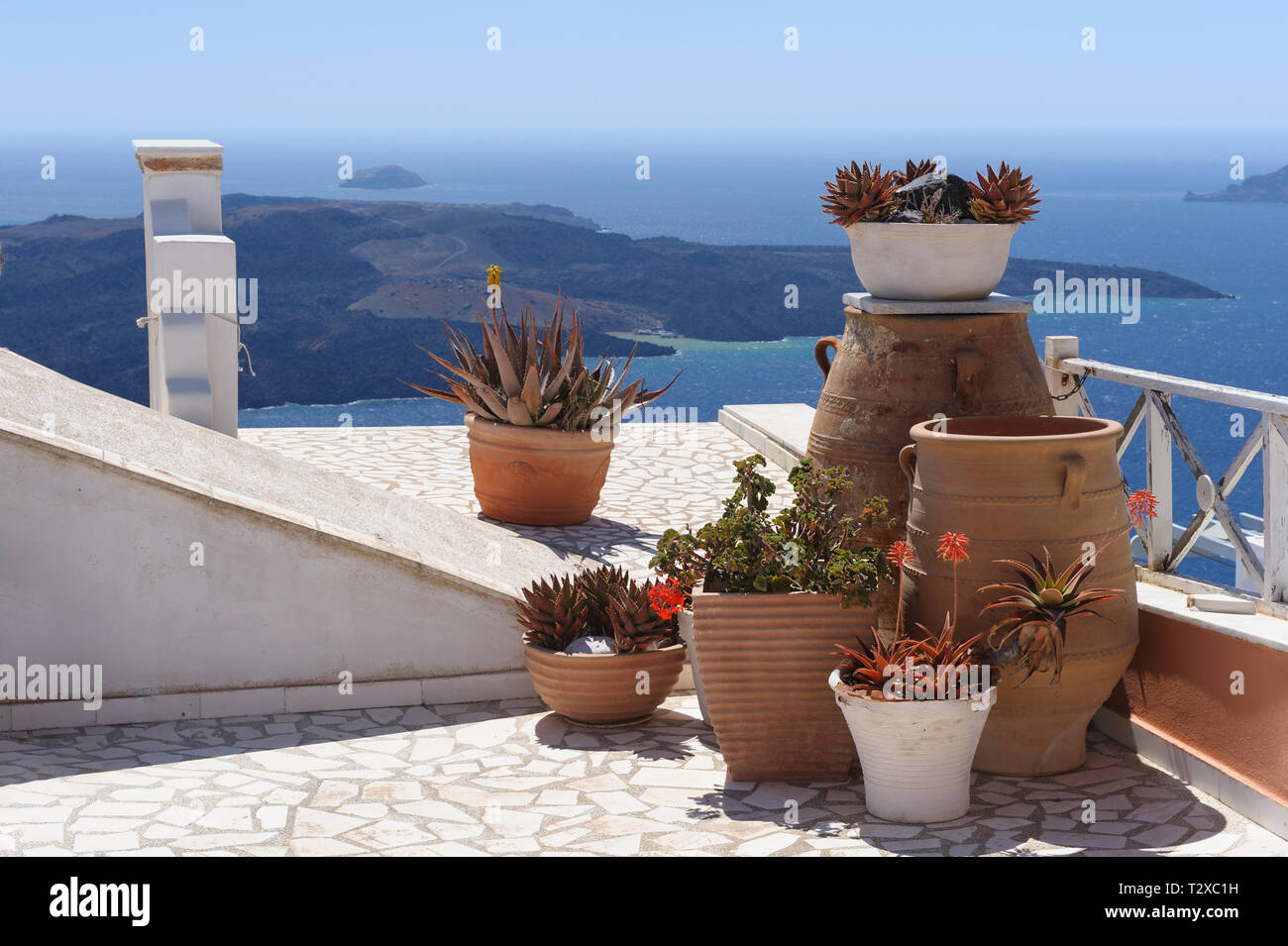 Fira village street view a Santorini Island, Grecia Foto Stock