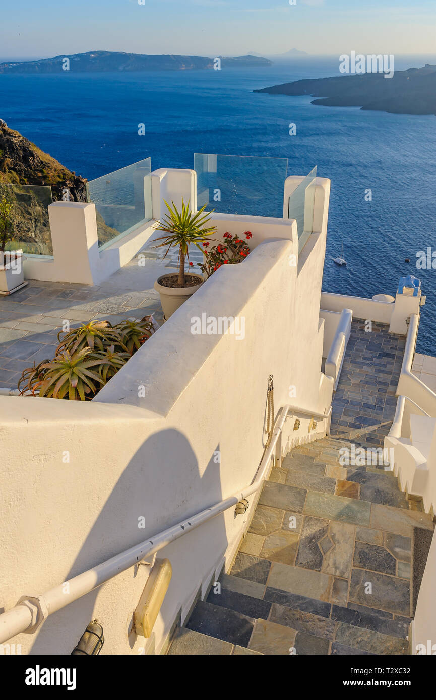 Fira village street view a Santorini Island, Grecia Foto Stock