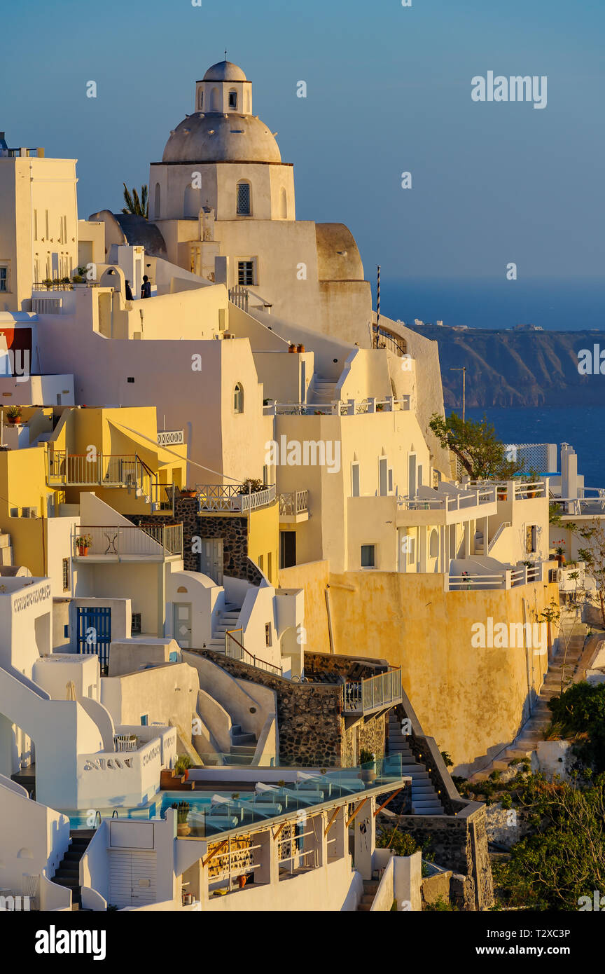 Fira village street view a Santorini Island, Grecia Foto Stock