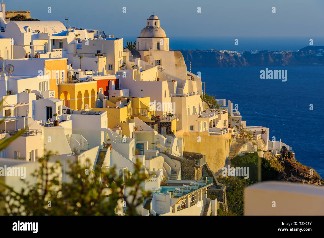 Fira village street view a Santorini Island, Grecia Foto Stock