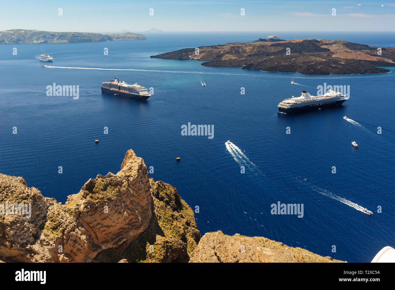 Vista dal villaggio di Fira al mare della caldera di Santorini Island, Grecia Foto Stock