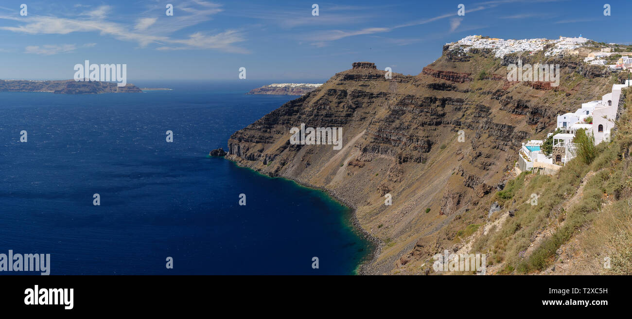Vista dal villaggio di Fira al mare della caldera di Santorini Island, Grecia Foto Stock