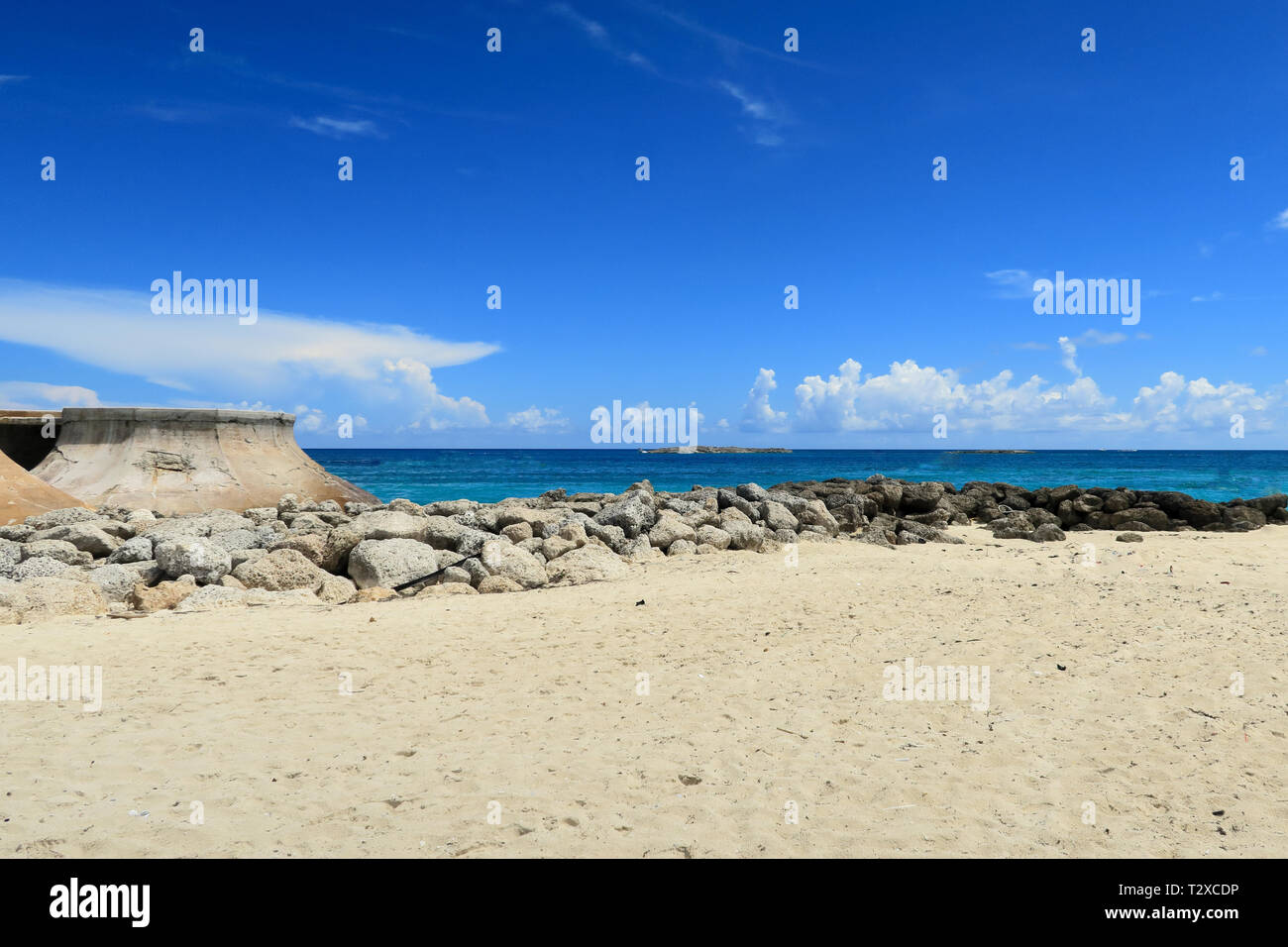 Sabbia e rocce sulla spiaggia di Nassau Foto Stock