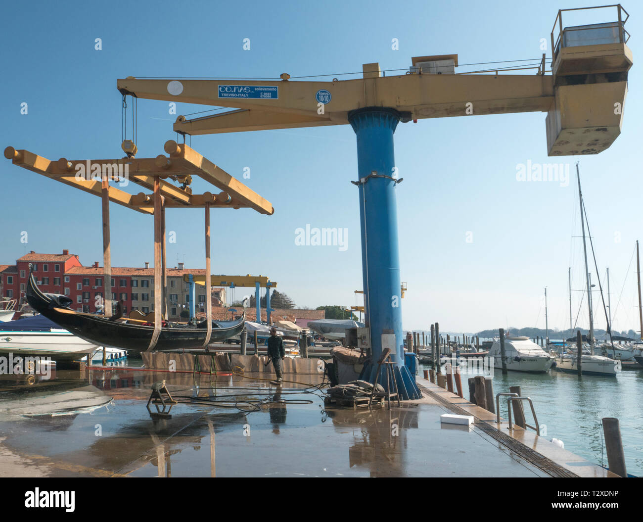 Gondola essendo pulito mentre espulso in un cantiere navale, Giudecca, Venezia. Foto Stock