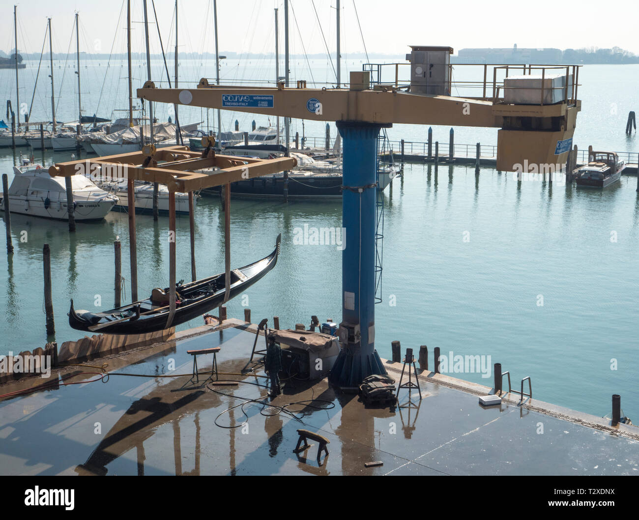 Gondola essendo pulito mentre espulso in un cantiere navale, Giudecca, Venezia. Foto Stock