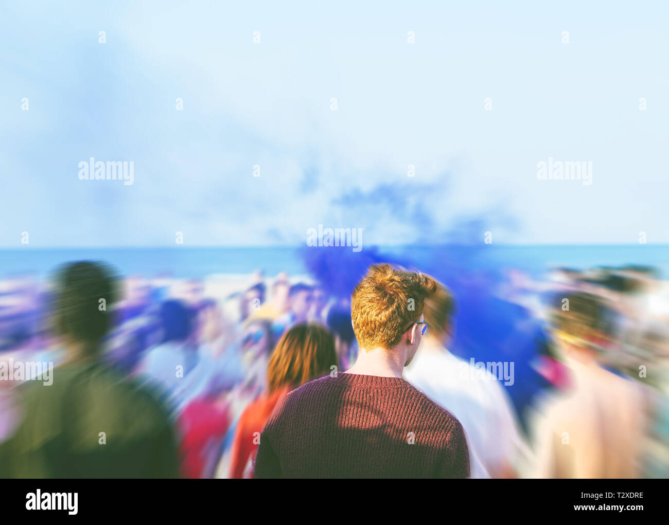 Giovani multiculturale di persone che ballano a un party in spiaggia con un colore blu luce di fumo in background - Concetto di partito, divertimento e estate Foto Stock