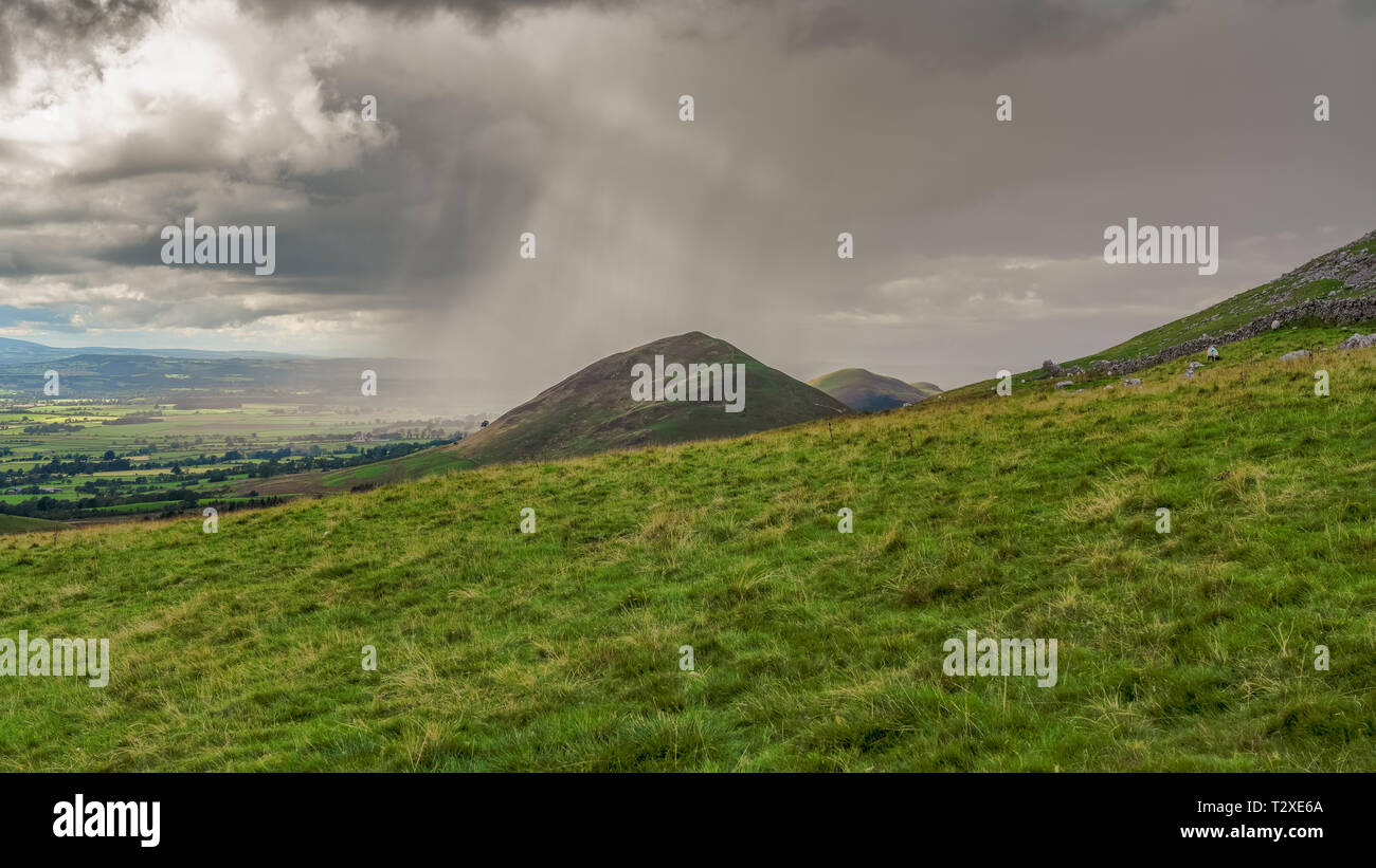 North Pennines paesaggio, guardando la pioggia nuvole sopra Dufton Pike in Cumbria, England, Regno Unito Foto Stock
