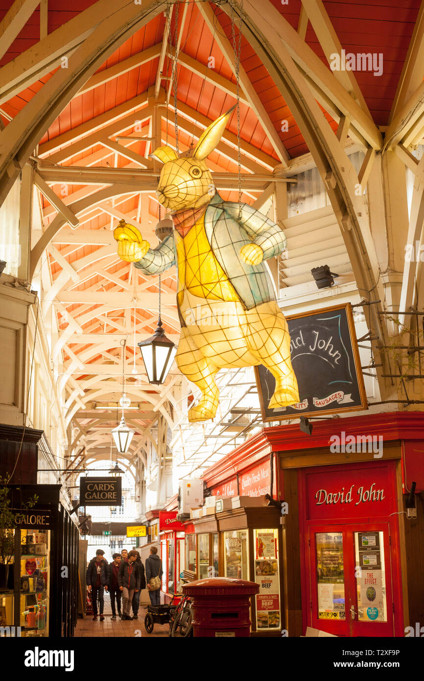 L'interno del Vittoriano Oxford Mercato coperto in Oxford Town Center che mostra una grande lanterna di carta di coniglio bianco da Alice nel Paese delle Meraviglie Foto Stock