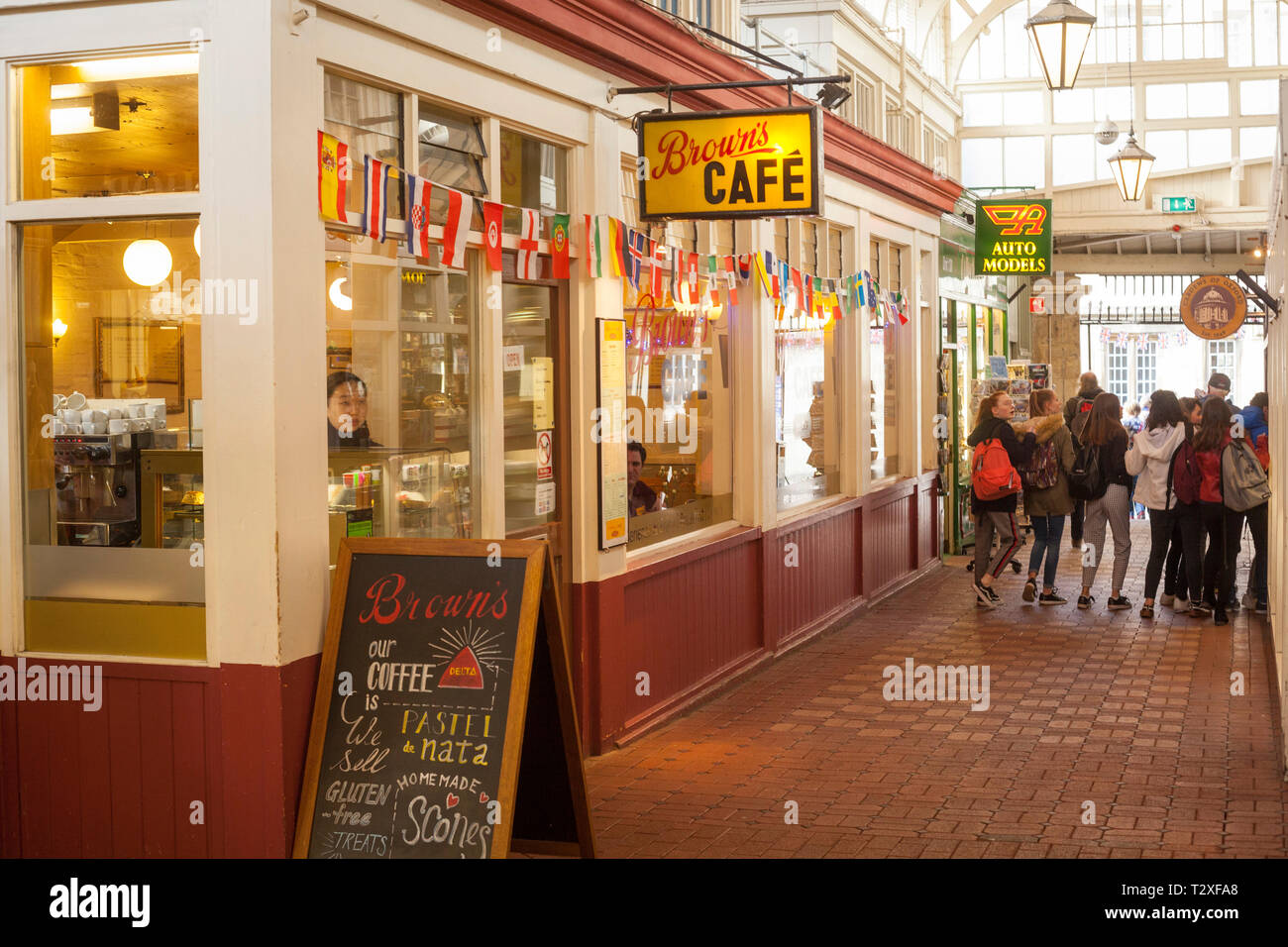 L'interno del Vittoriano Oxford Mercato coperto in Oxford Town Center con Brown's Cafe Foto Stock
