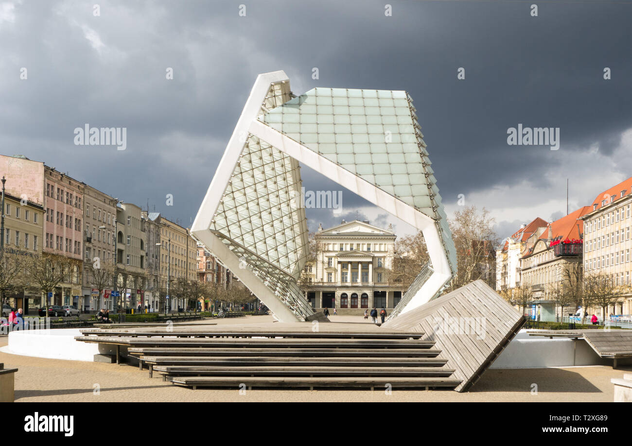 La Arkadia costruzione di un vecchio teatro ora un book store e ufficio informazioni turistiche visto attraverso la libertà fontana attraverso Piazza della Libertà Poznan Foto Stock