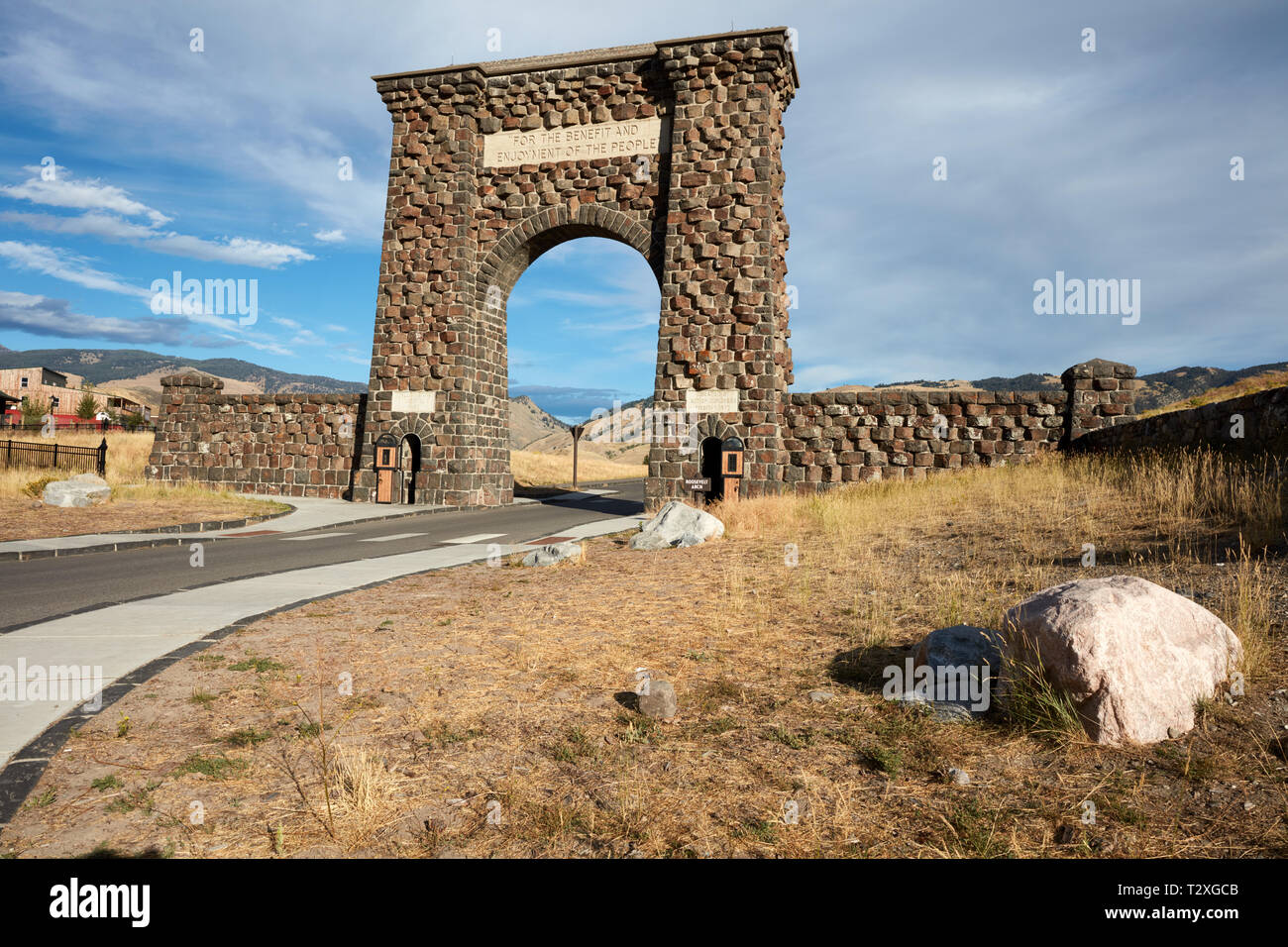 Arco in pietra all'entrata nord del Parco Nazionale di Yellowstone Foto Stock