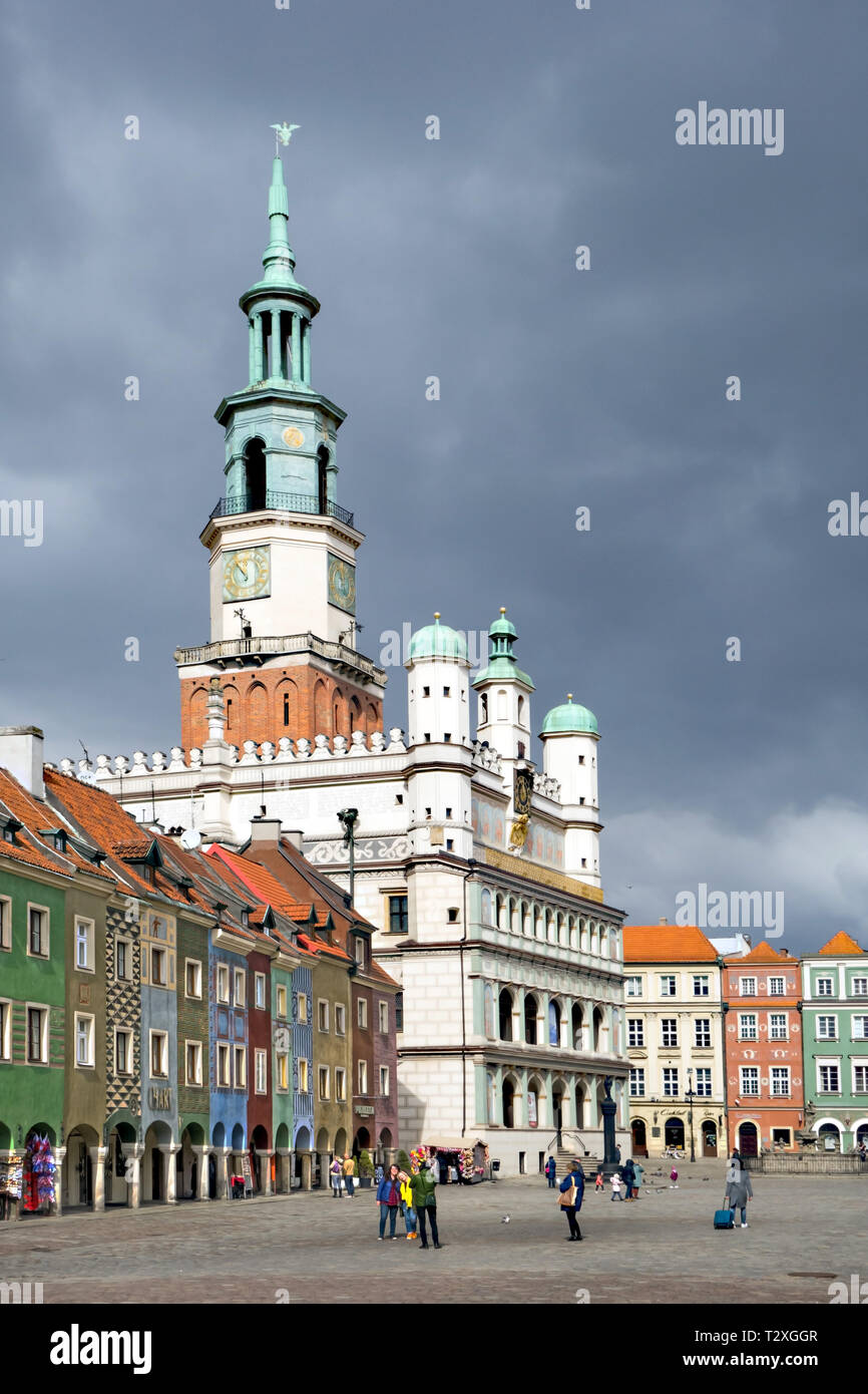La piazza della città vecchia e il municipio nella città polacca di Poznan in Polonia con le sue case vivacemente colorate ristoranti e caffetterie Foto Stock