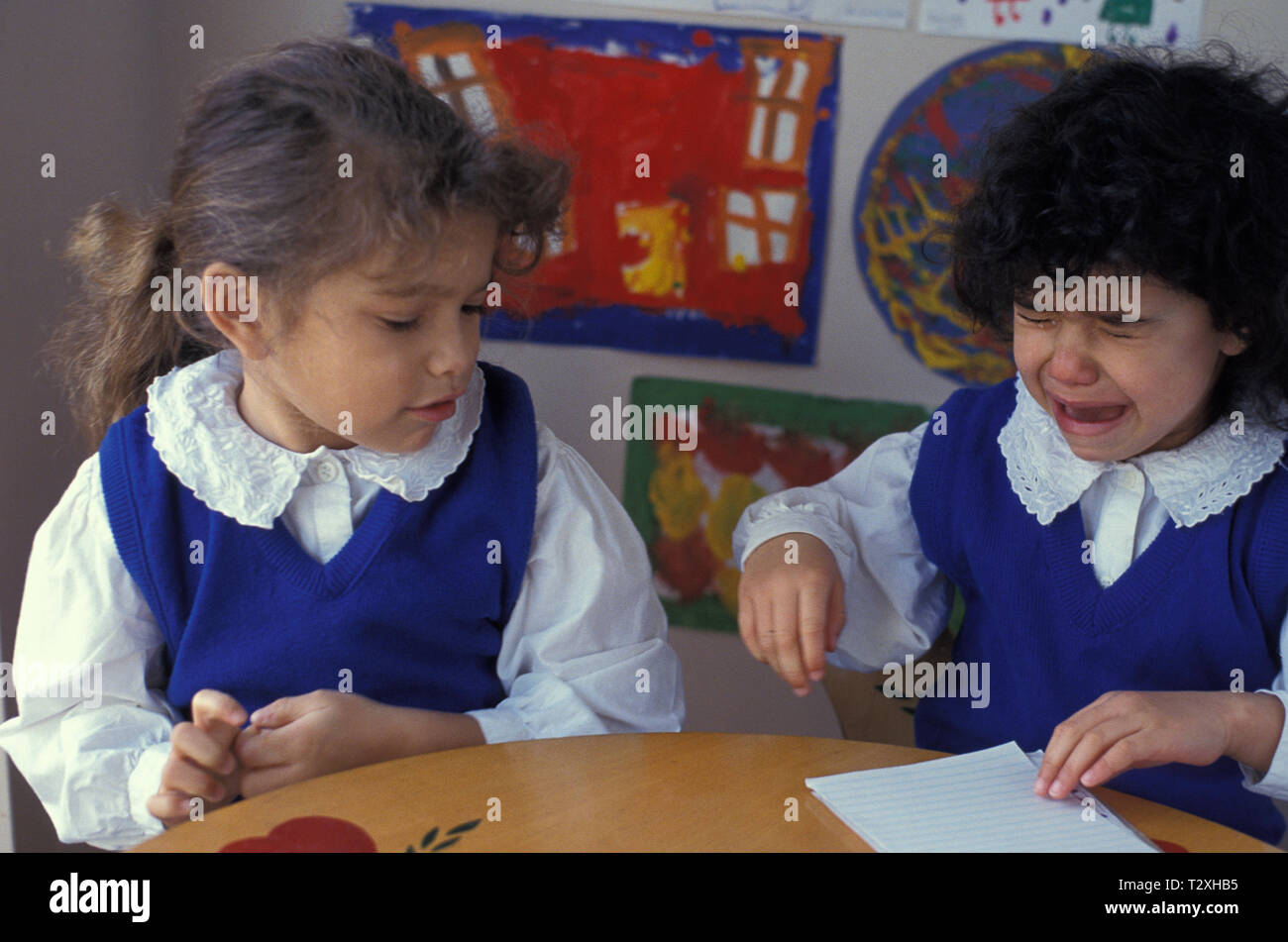Due scuola primaria ragazze combattimenti Foto Stock