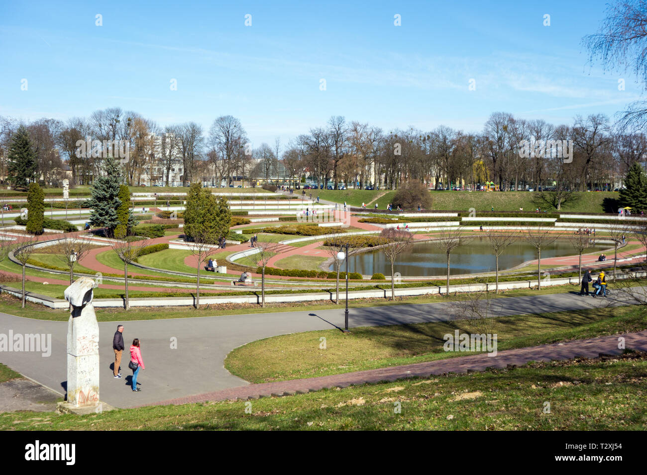 Gli uomini e le donne nel parco della Cittadella nella città polacca di Poznan in Polonia Foto Stock