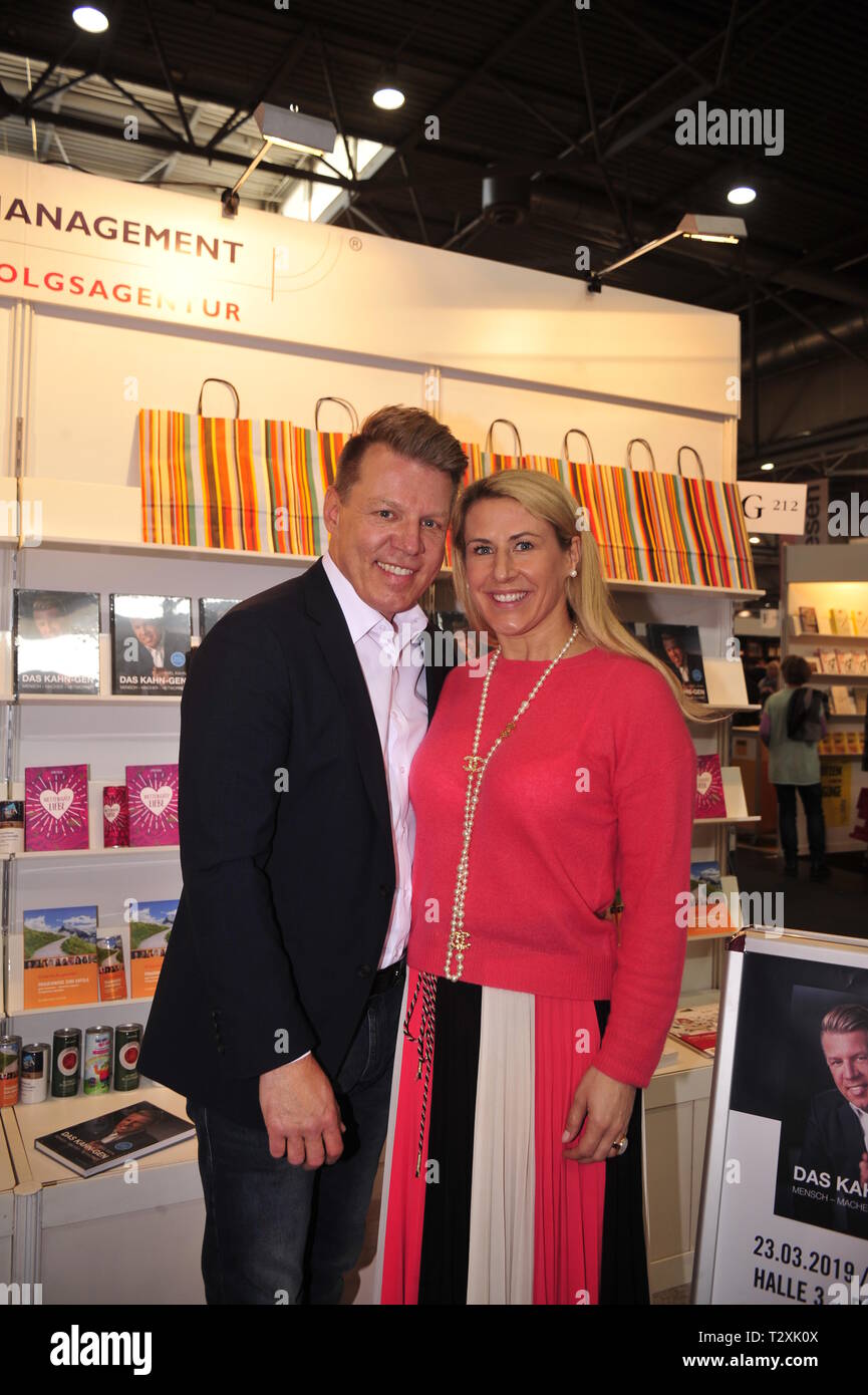 Axel Kahn Mit Freundin Sarah Kackel Bei Der Vorstellung Sciabiche Buches Dcome Kahn Gen Auf Der Leipziger Buchmesse 2019 Im Forum Sachbuch Halle 3 Leipz Foto Stock Alamy