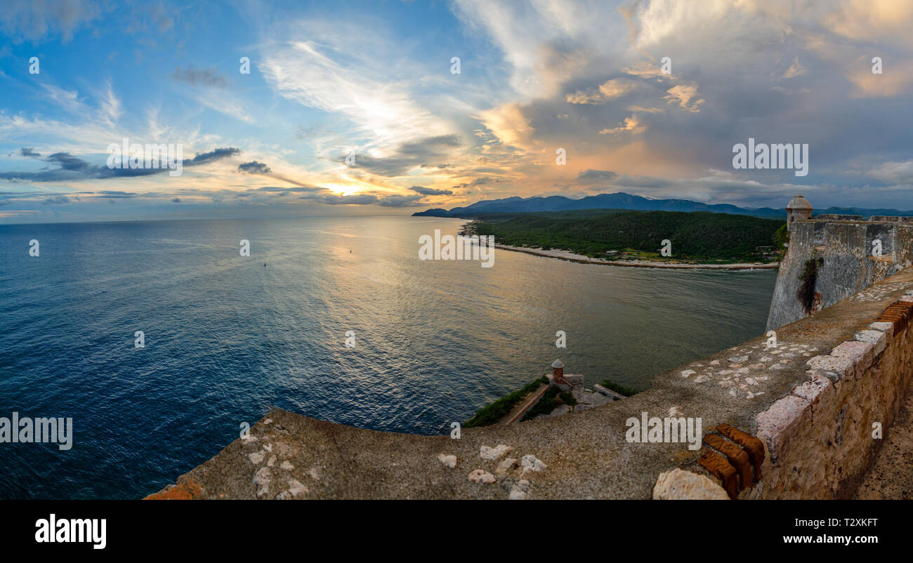 San Pedro de la Roca fort pareti con torri, Mar dei Caraibi vista al tramonto, Santiago de Cuba, Cuba Foto Stock