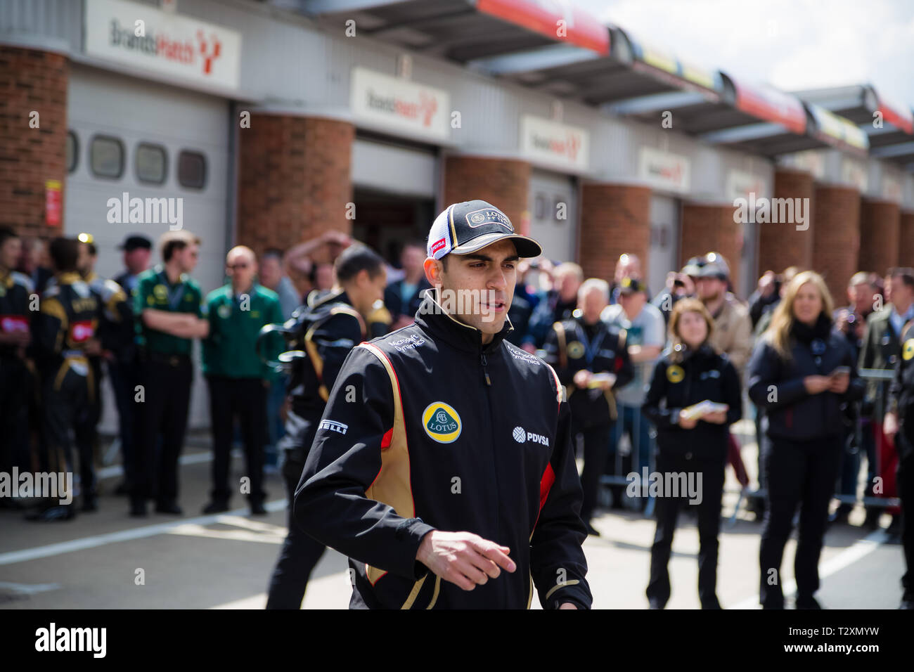 Pastor Maldonado va alla folla per firmare i cappucci a Brands Hatch Kent. Foto Stock