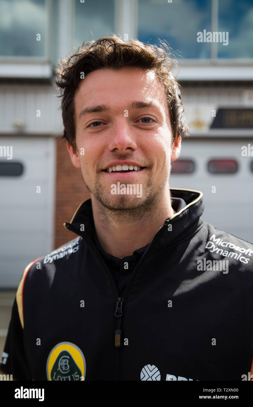 Il team Lotus F1 test driver Jolyon Palmer esce per incontrare la stampa britannica e la folla su una Lotus le riprese di giorno a Brands Hatch , Kent Foto Stock