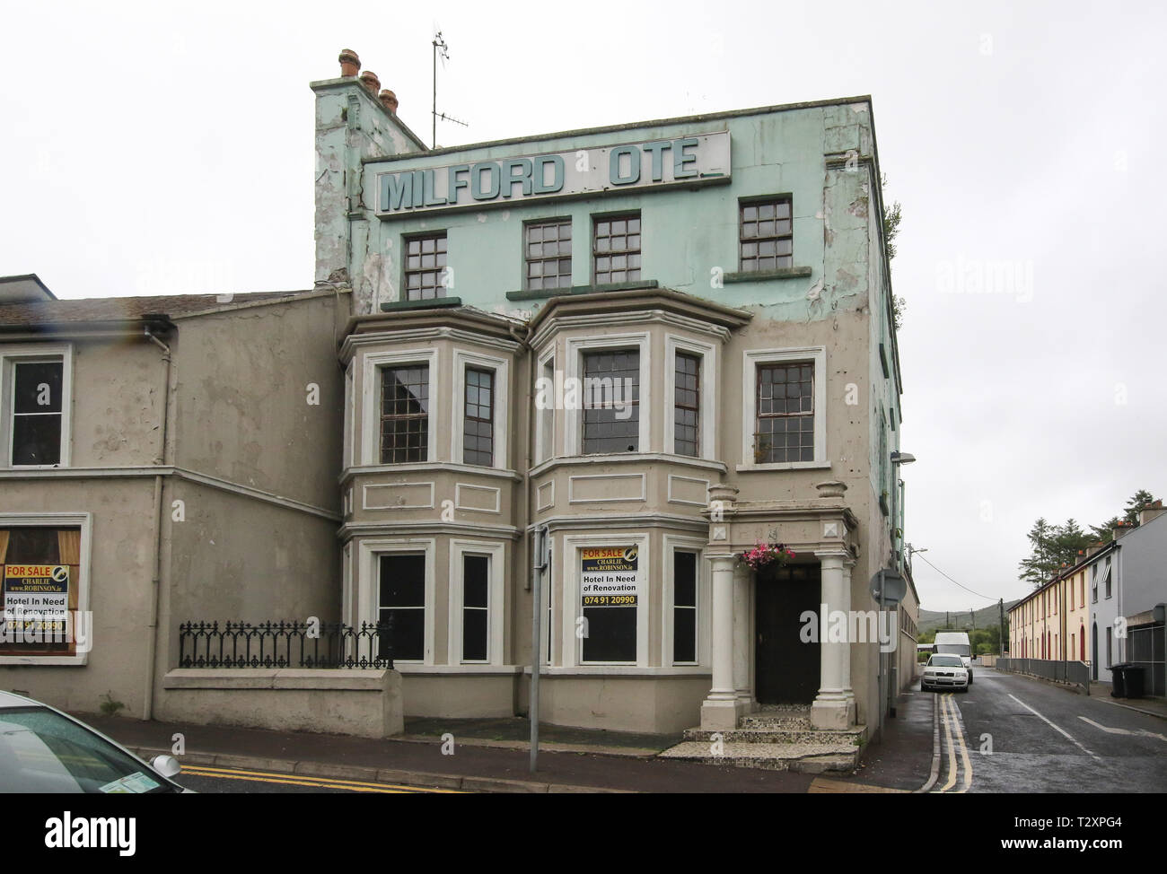 Ex albergo in bisogno di un rinnovo in Irlanda. Il Milford Hotel nel villaggio di Milford, County Donegal, Irlanda. Foto Stock